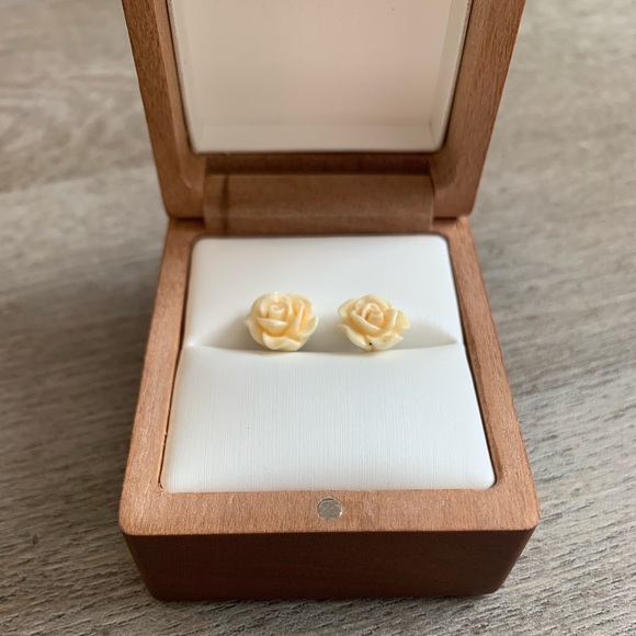 BOGO Pretty Cream Flower Earrings - Picture 2 of 4